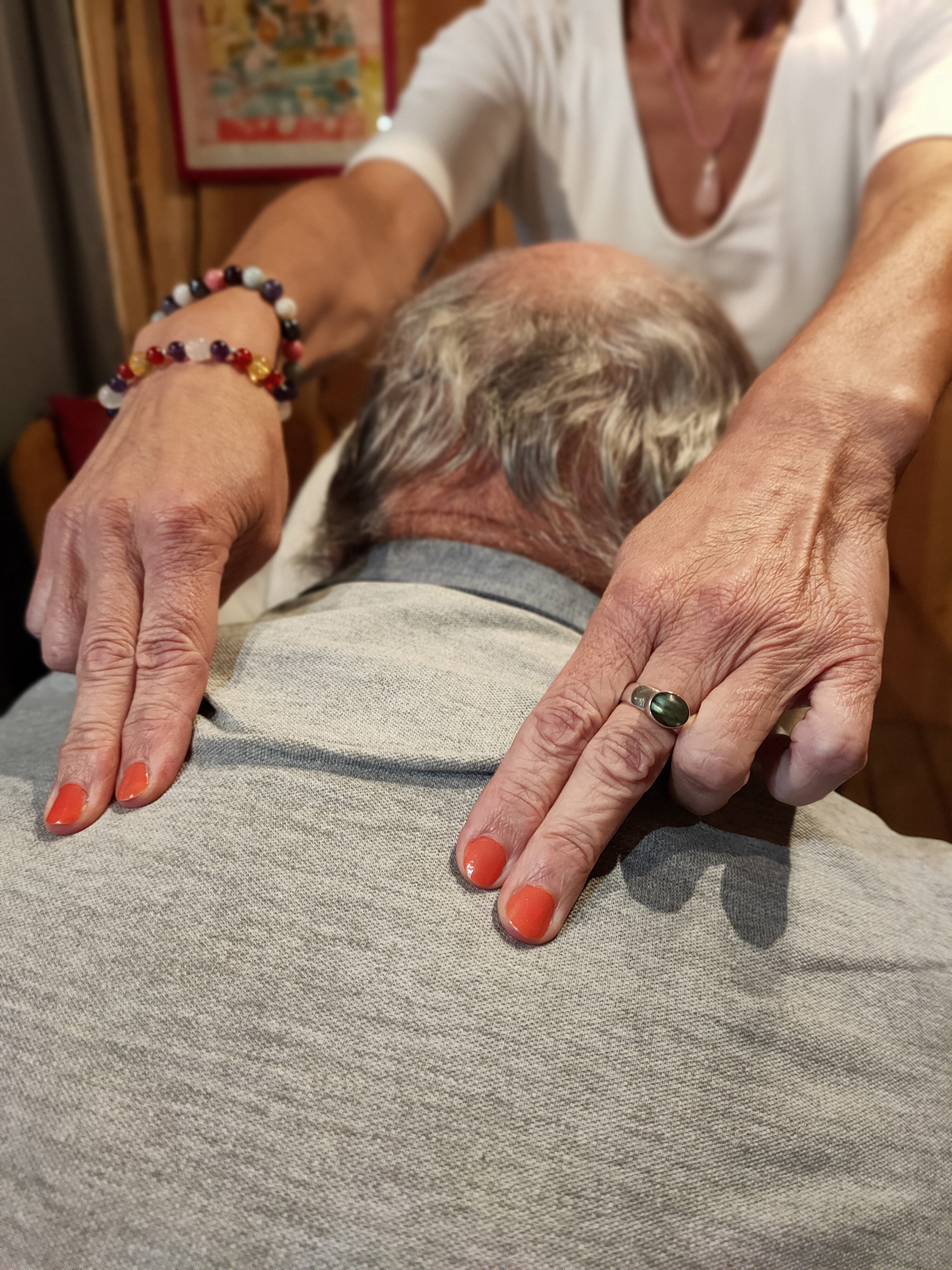 Un patient se fait manipuler lors d'une séance de Shiatsu