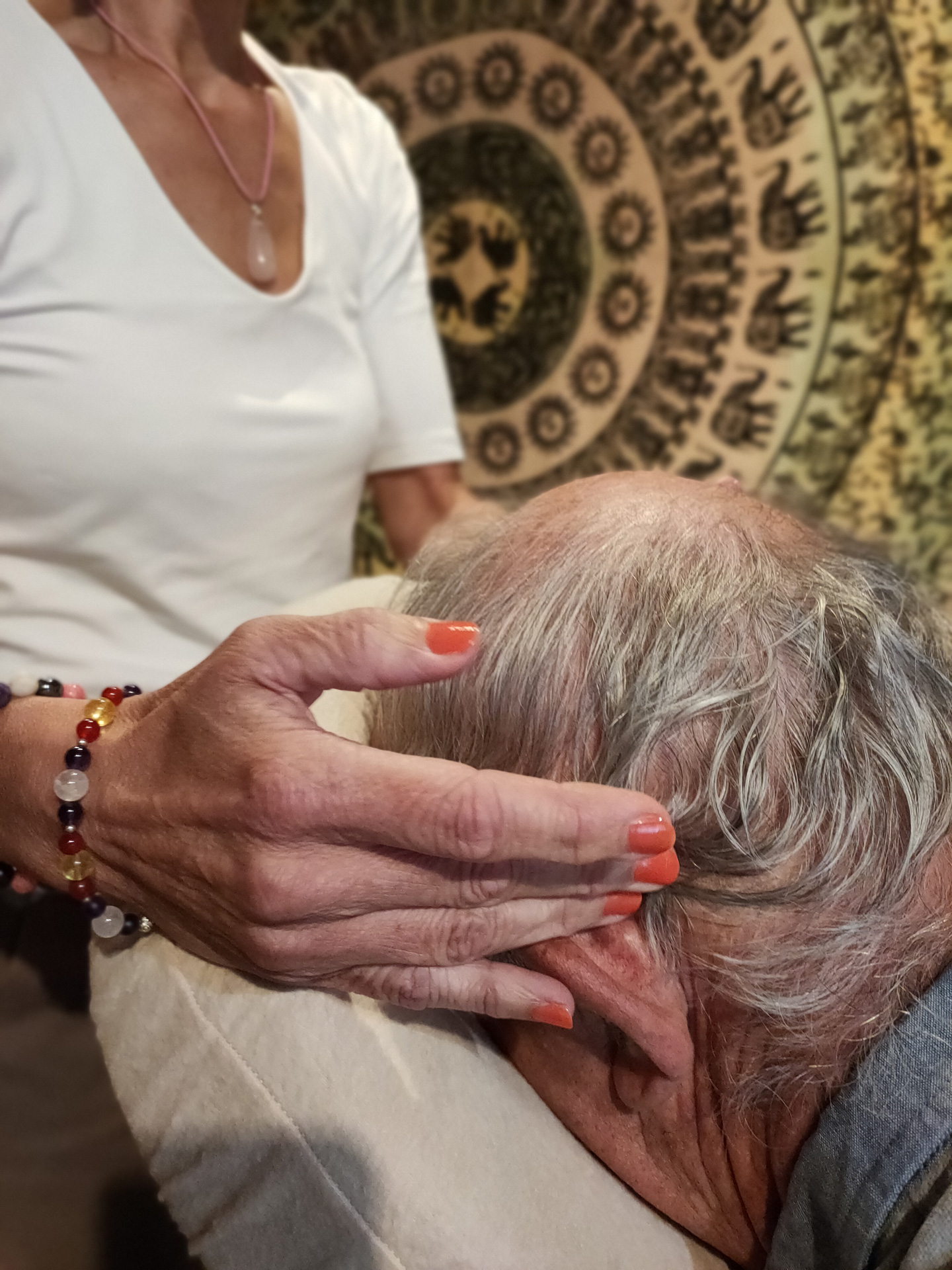 Un patient se fait manipuler lors d'une séance de Shiatsu